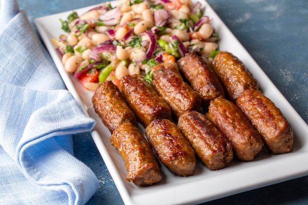 Tekirdag turco o inegol Kofte con ensalada Piyaz