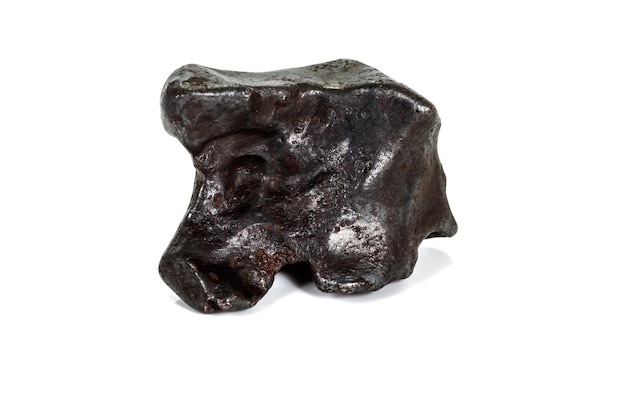 Tektite de meteorito mineral de piedra macro sobre fondo blanco