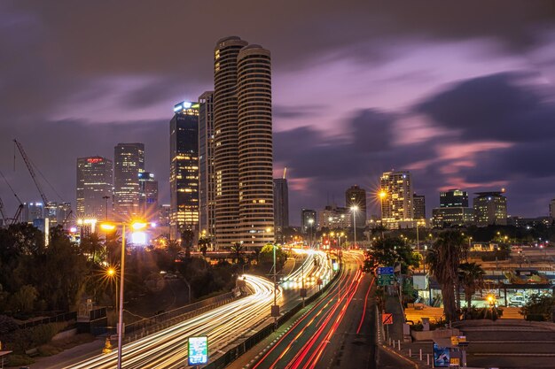 Foto tel avivyafo israel 17 de octubre de 2021 vista del paisaje urbano de la noche tel aviv israel