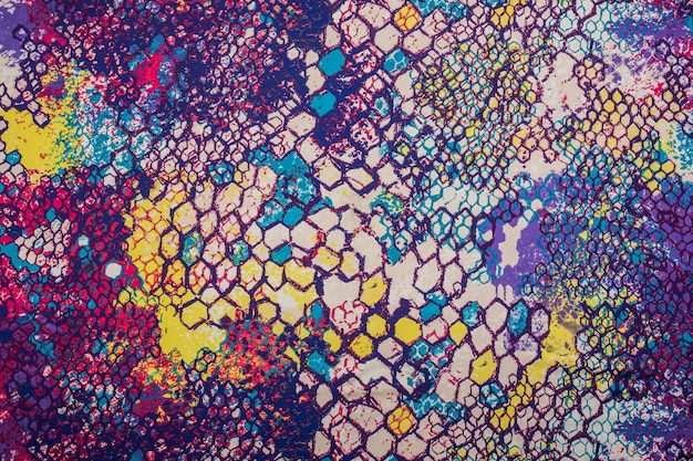 Una tela colorida con un patrón de cuadrados y puntos.