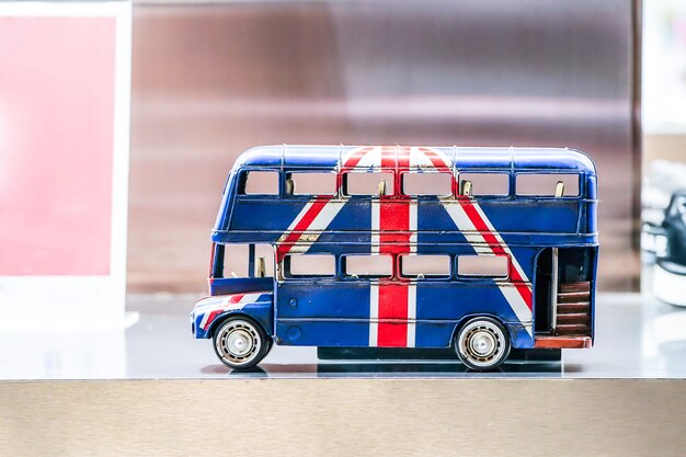 Foto tela da bandeira britânica no ônibus de brinquedo.