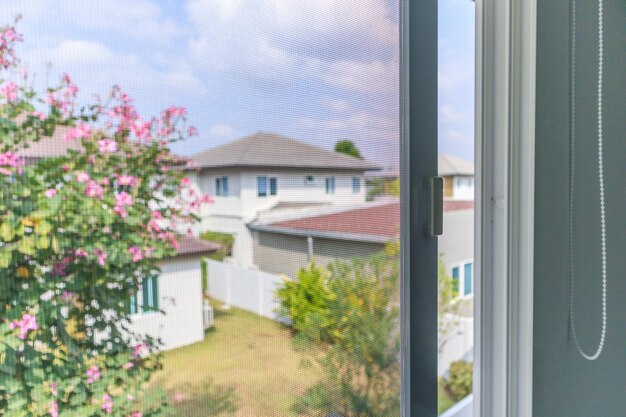 tela de arame mosquiteiro na proteção da janela da casa contra insetos