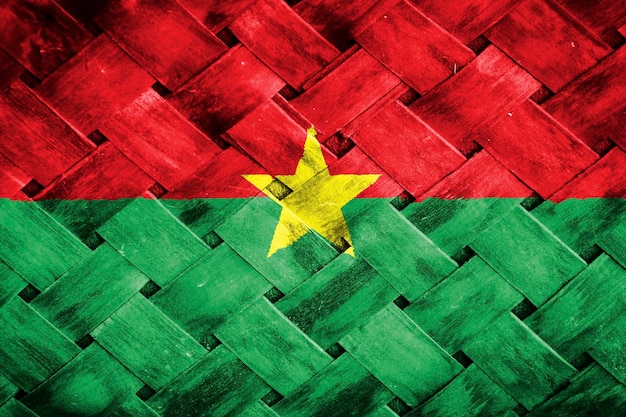 Tela de bandeira de Burkina em fundo de madeira de vime