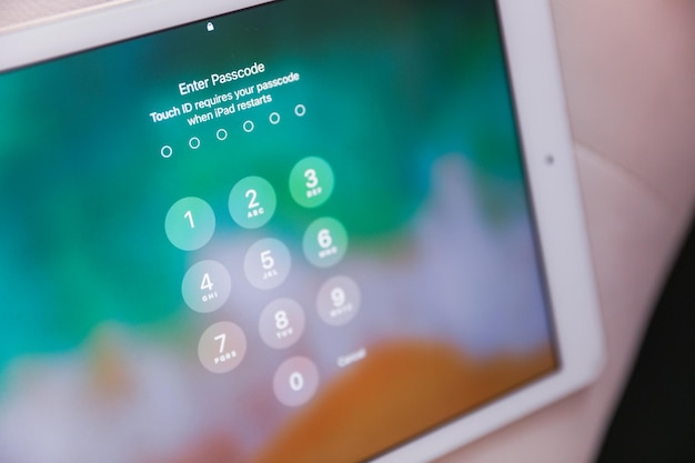 tela de bloqueio numérico do smartphone simbolizando segurança digital e controle de acesso