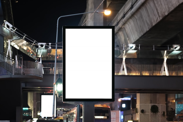 Tela de LED branco grande outdoor em branco vertical excelente na cidade.