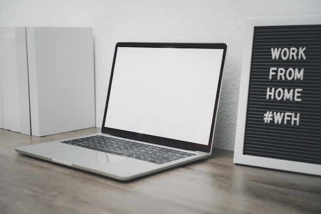 Tela de maquete minimalista laptop branco na mesa branca com o mouse. trabalhar do conceito de casa