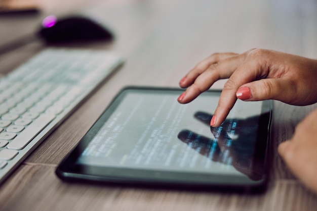 Tela de tablet de mãos e programador digitando em codificação de escritório ou programação na mesa Desenvolvedora de tecnologia da informação e mulher com tela sensível ao toque digital para desenvolvimento de software no local de trabalho