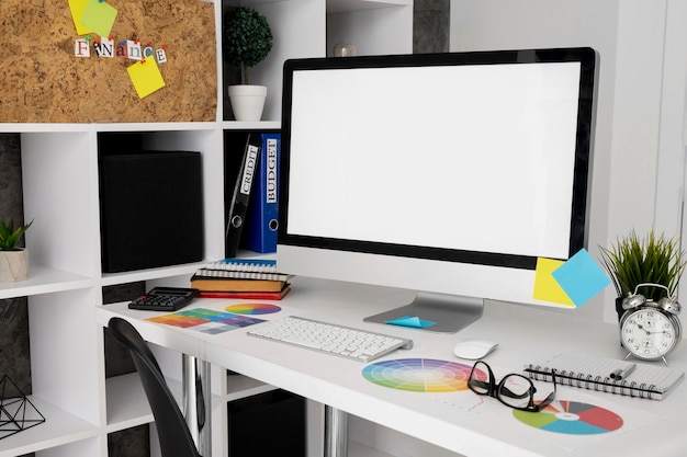 Tela do computador na mesa do escritório com teclado