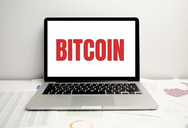 Tela do laptop Bitcoin com fundo branco e gráficos