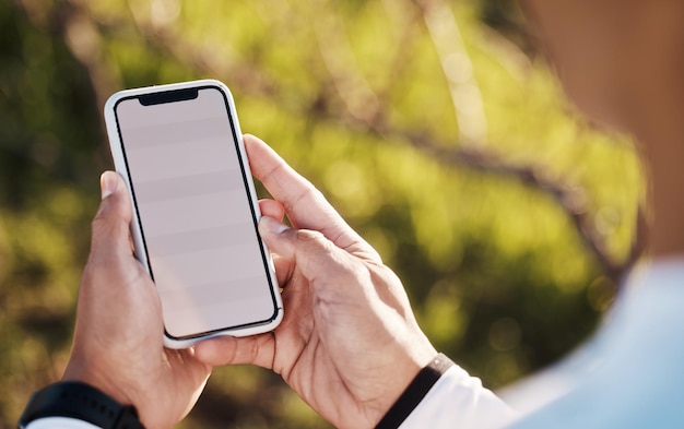 tela do telefone 5g e mãos da natureza do homem no parque em repouso parada no campo olhando para a direção ou informações do mapa online Aplicativo de fitness móvel e ciclista de smartphone na pesquisa na internet por gps