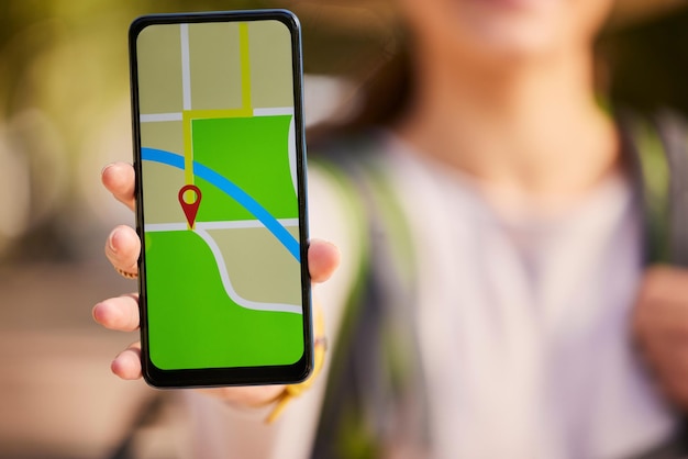 Foto tela do telefone da mão da mulher ou aplicativo de transporte gps, viagem ou entrega para direção de ruas e cidades mãos com aplicativo de mapa de smartphone móvel 5g ou serviço de software para rota de localização na web