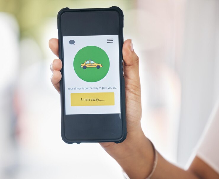 Foto tela do telefone mãos e aplicativo de táxi para viagem de carro e reserva de motorista serviço digital de mobilidade e botão de tempo do aplicativo de transporte ui e 5g mobile ux para viagem até o local ou destino