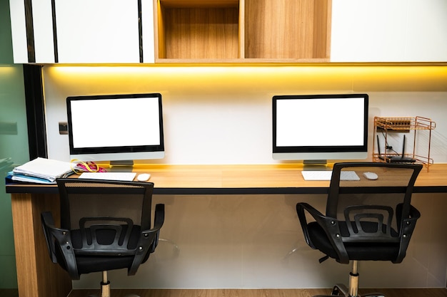 Tela em branco da área de trabalho do computador na frente da janela no escritório