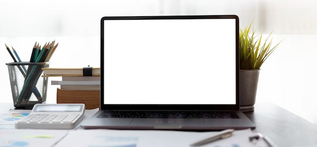 Tela em branco do fundo do espaço de trabalho do laptop em um escritório moderno