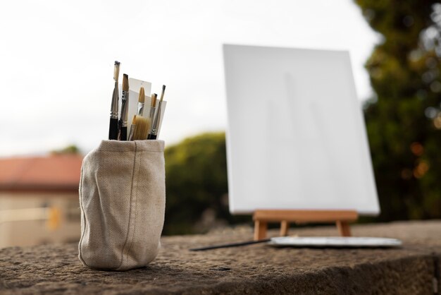 Foto tela em branco para pintar natureza morta ao ar livre