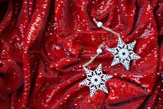 Tela festiva roja brillante con aretes