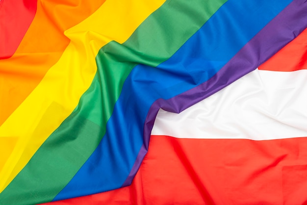 Tela natural bandera de austria y bandera lgbt rainbow como textura o fondo, imagen conceptual sobre los derechos humanos