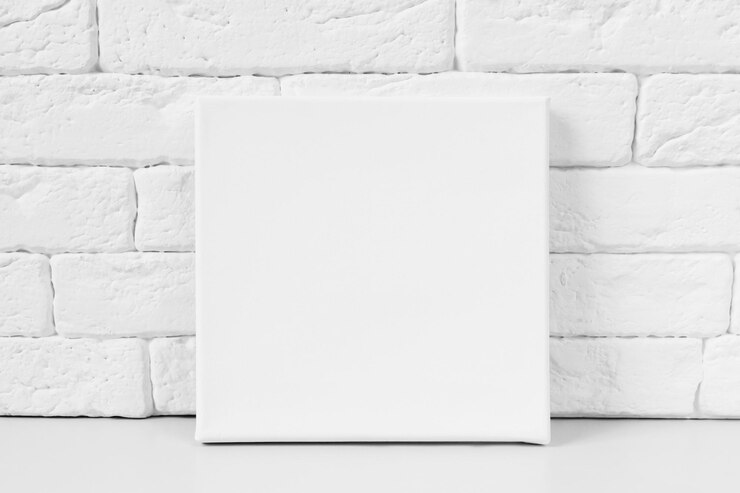 Tela quadrada em branco ou moldura de pôster de maquete contra a parede de tijolos