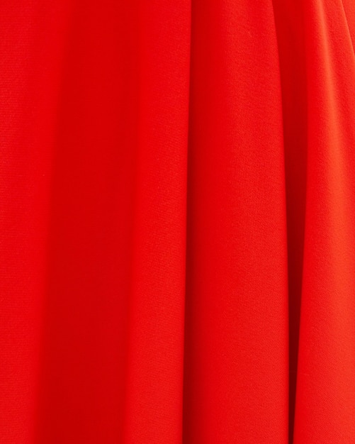 Una tela roja con un fondo blanco y un fondo negro.
