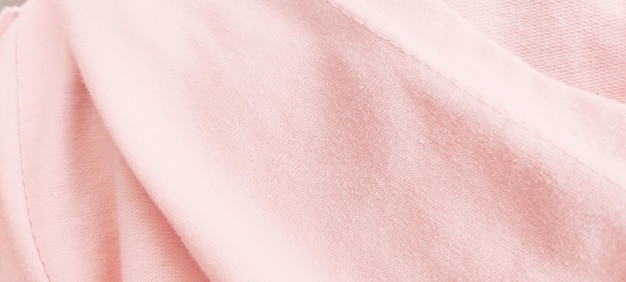Una tela rosa que tiene la palabra amor.