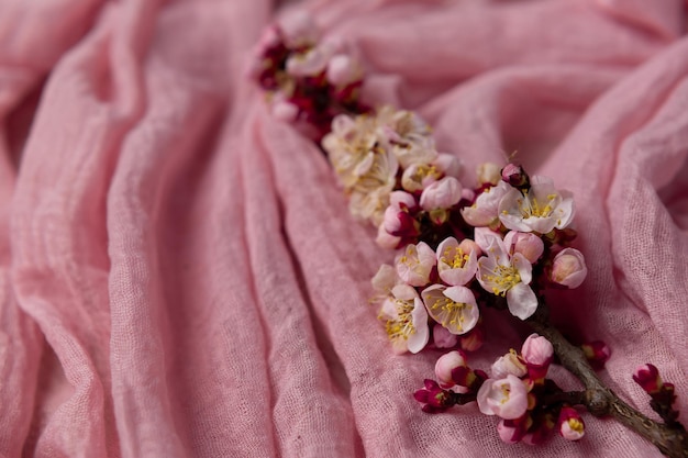 Una tela rosa con un ramo de flores.