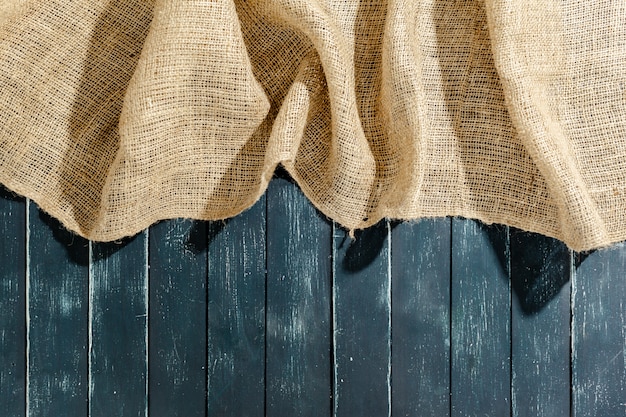 Tela de saco en la mesa de madera