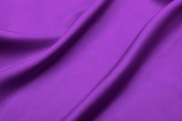 Una tela de satén púrpura con un fondo púrpura.