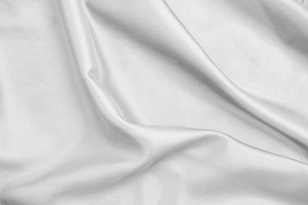 Tela de seda blanca suave y elegante o textura de tela satinada de lujo para un fondo abstracto