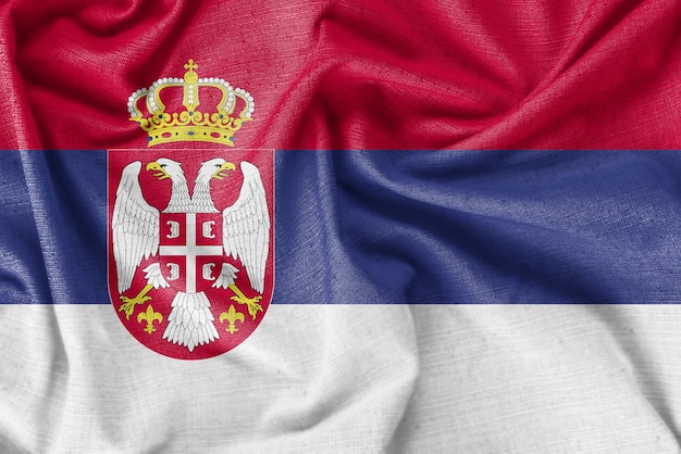 Tela de seda realista del fondo de la bandera del país de Serbia