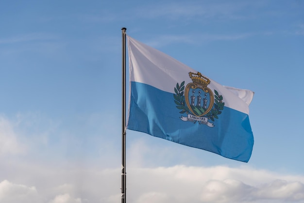 Tela de tela de bandera nacional de San Marino ondeando en el cielo