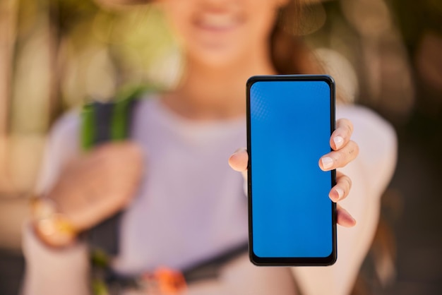 Tela verde do telefone e simulação de mulher caminhando na floresta em pesquisa de localização de aplicativo móvel 5g ou marketing digital Garota de trekking de aventura com fundo de tela de maquete de smartphone e marca do site