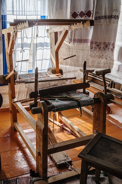 Telar de mano antiguo en el interior de una casa de pueblo