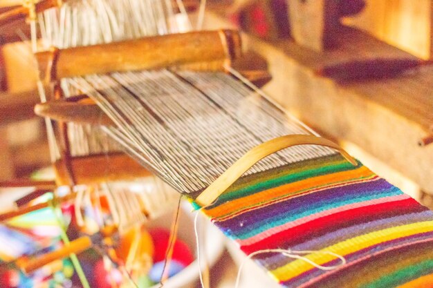 Telar y muchos hilos coloridos en la casa de un hombre local en la región de Manaslu en el Himalaya