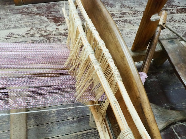 Telares e hilos Equipos antiguos para la producción de alfombras, ropa y artículos domésticos tejidos. Hilos e hilos se tiran sobre casquillos y listones Trsic Loznica Serbia Turismo etno