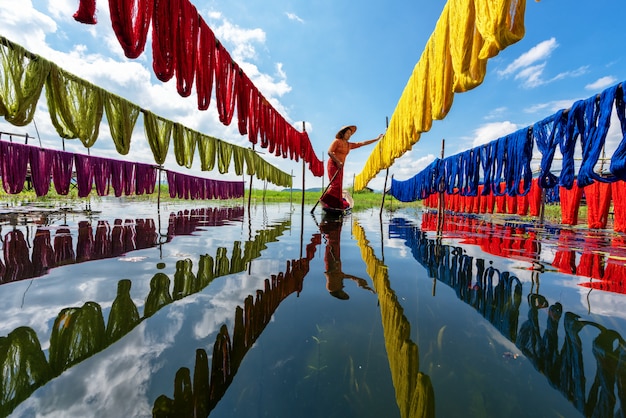 Telas de loto coloridas hechas a mano hechas de fibras de loto en el lago Inle, estado de Shan en Myanmar.