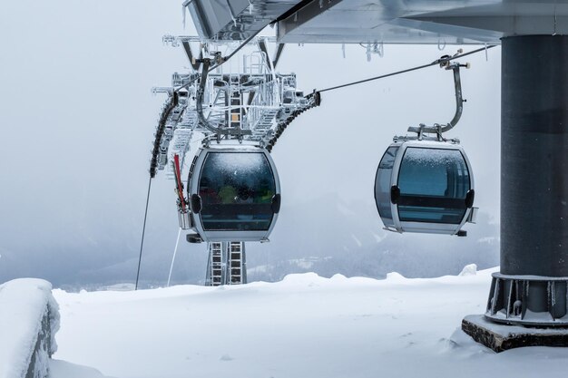 Telecabinas en la cima de la montaña en invierno