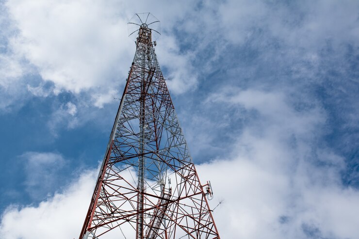 Foto telecomunicação, mast antenas tv, tecnologia wireless, sob, céu azul, com, nuvem