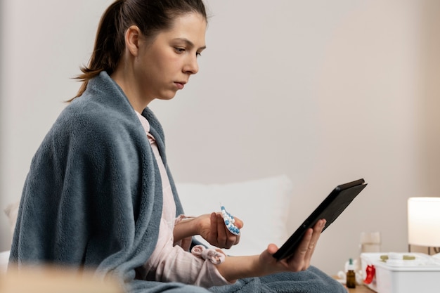 Foto teleconsulta médica para paciente doente em casa