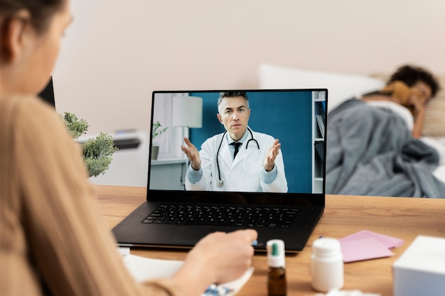 Foto teleconsulta médica para paciente doente em casa