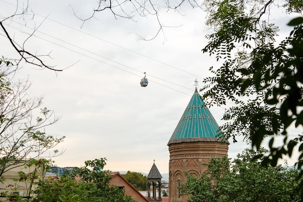 Foto teleférico acima da cúpula da igreja armênia em tbilisi