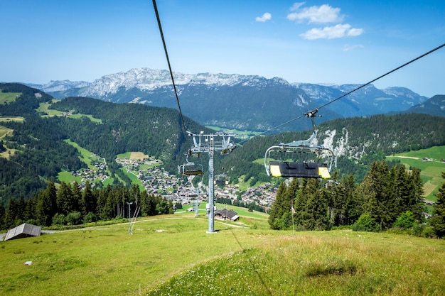 Teleférico acima da vila de la clusaz no verão frança