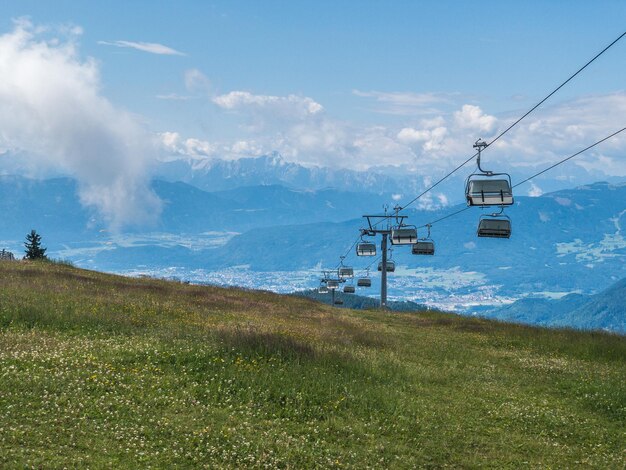 El teleférico aéreo en el campo contra el cielo