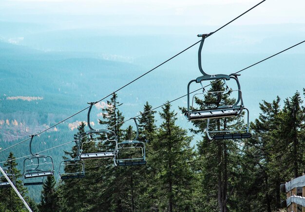 Foto el teleférico aéreo contra el cielo