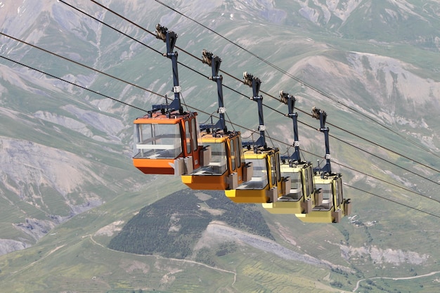 Foto teleférico aéreo sobre montanhas