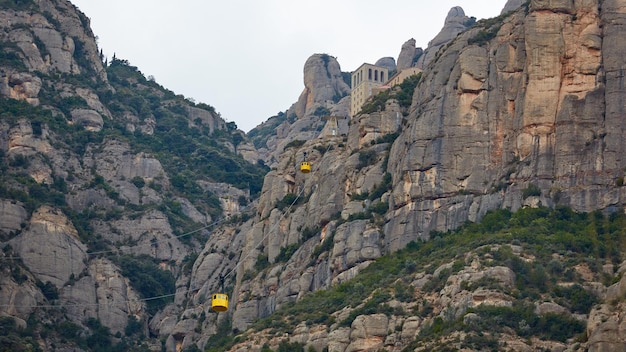 Teleférico amarelo na ascensão de Aeri de Montserrat à abadia de de Montserrat perto de Barcelona Espanha Catalunha