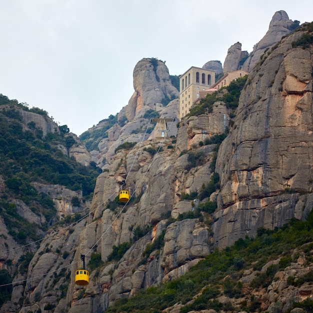 Teleférico amarelo na ascensão de Aeri de Montserrat à abadia de de Montserrat perto de Barcelona Espanha Catalunha