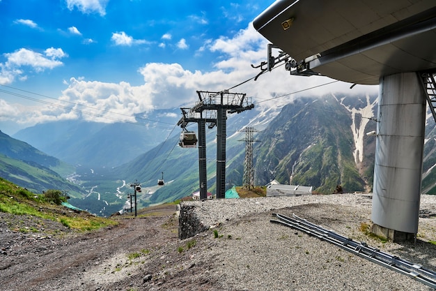 Teleférico com cabines entre as montanhas do Cáucaso. Elbrus