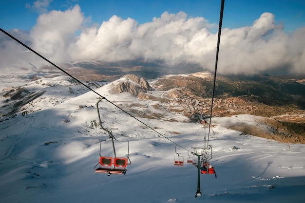 Teleférico de esqui e nublado