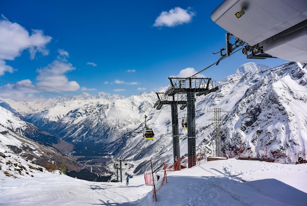 Teleférico de gôndola em Elbrus abril 2019 Elbrus Cáucaso