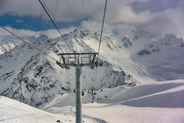 Foto teleférico de gôndola em elbrus abril 2019 elbrus cáucaso